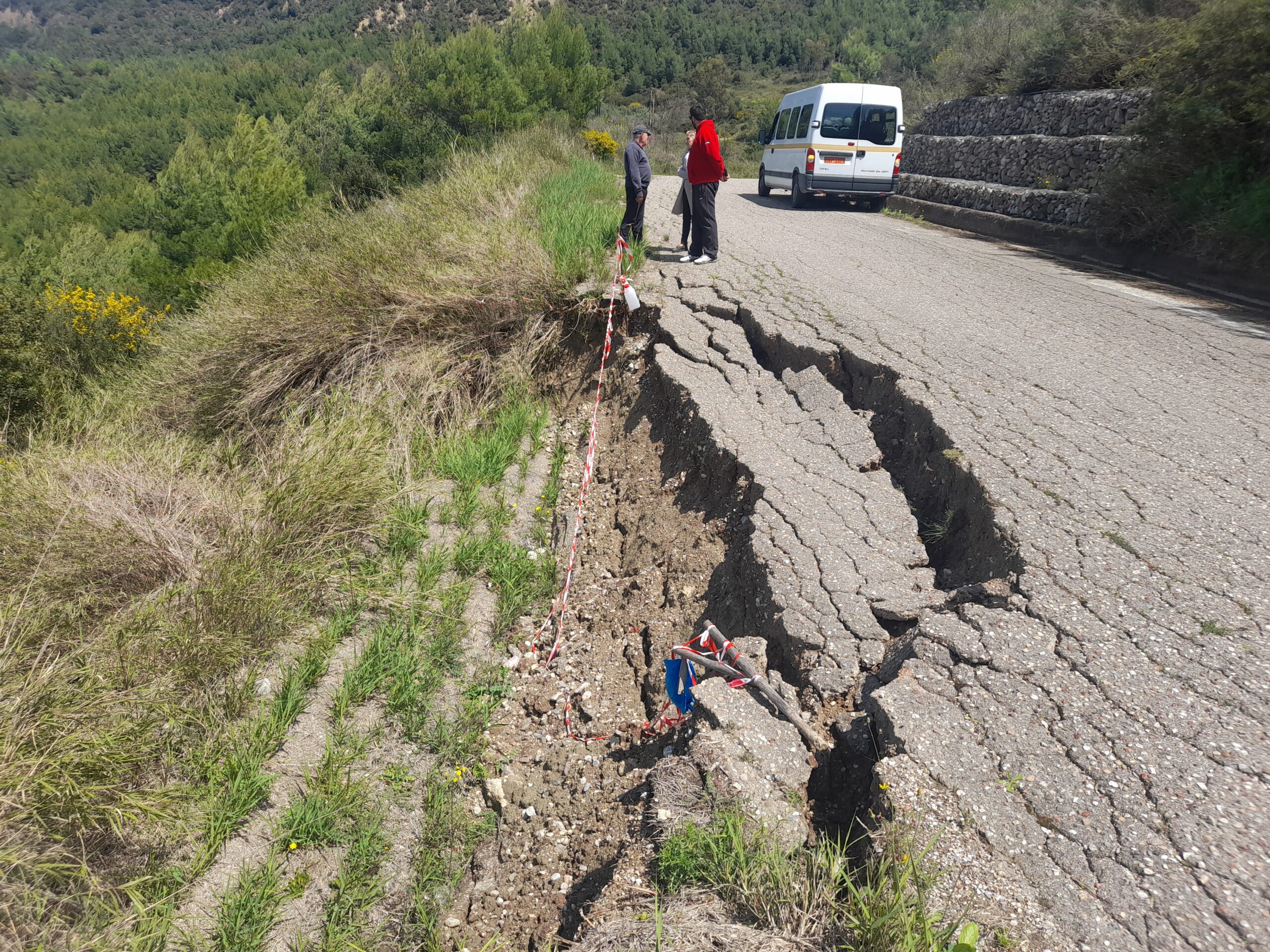 Μεγάλη καταστροφή από την κακοκαιρία έχει υποστεί σημαντικό τμήμα του δρόμου στην είσοδο της Τρυπητής