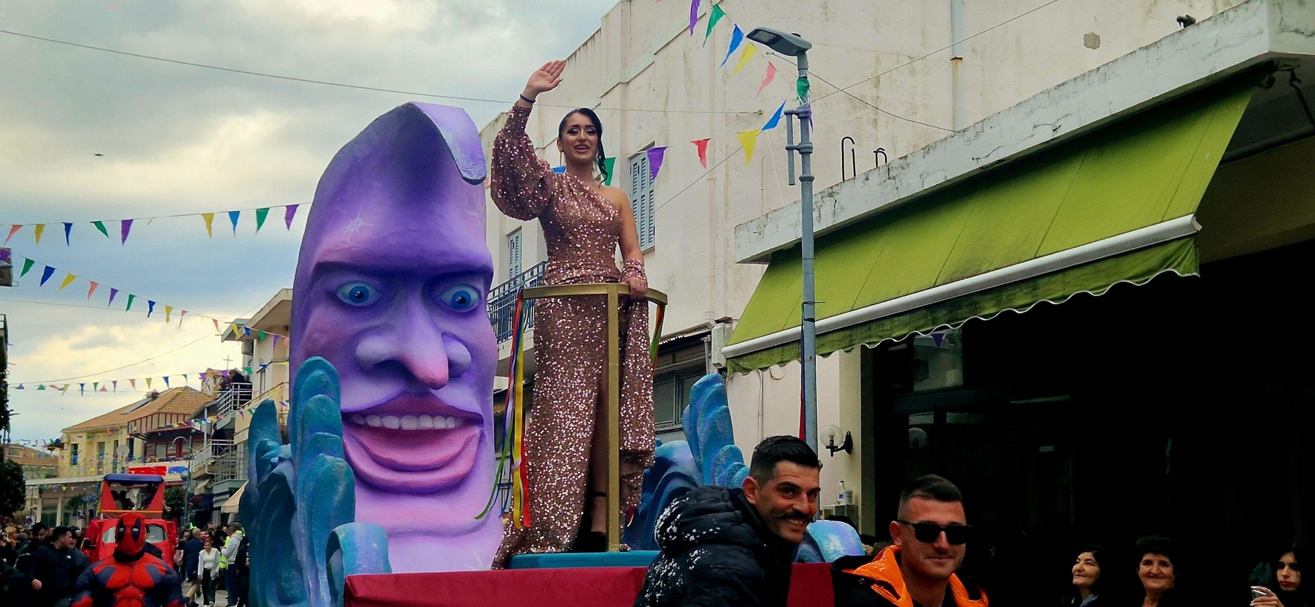 Λαμπερή και φαντασμαγορική η παρέλαση του 6ου Καρναβαλιού Βαρθολομιού