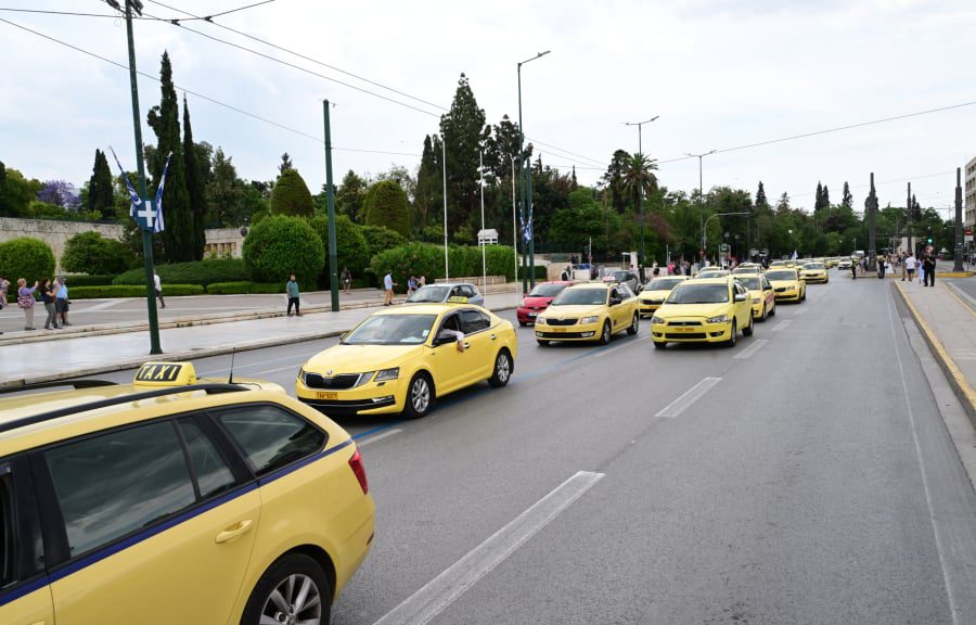 Στη Βουλή ο νέος ΚΟΚ: Εκτός λεωφορειολωρίδων τελικά τα ταξί – Πότε θα επιτρέπεται