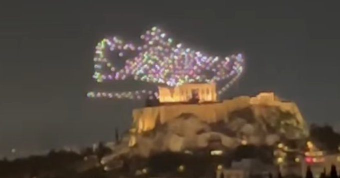 Το show με ένα παπούτσι Adidas πάνω από την Ακρόπολη