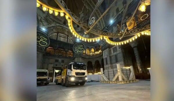 Φορτηγά μέσα στην Αγία Σοφία – Η απάντηση της Τουρκίας