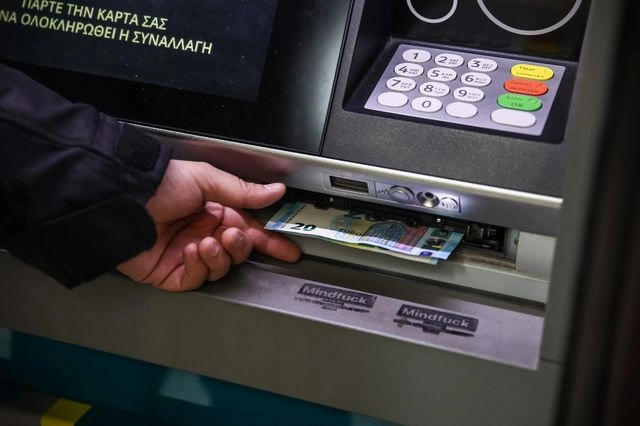 Πώς φτάσαμε στην απόφαση για τα ΑΤΜ – Ποιες χρεώσεις κόβονται