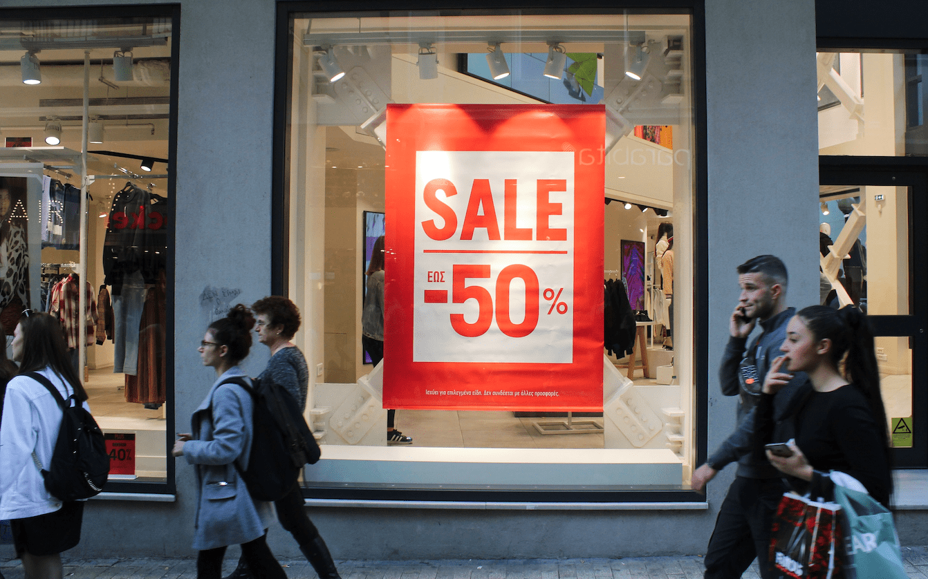 Black Friday: 6 στους 10 ξοδεύουν 50 – 250 ευρώ, ψωνίζουν διαδικτυακά και κάνουν «σαφάρι» τιμών