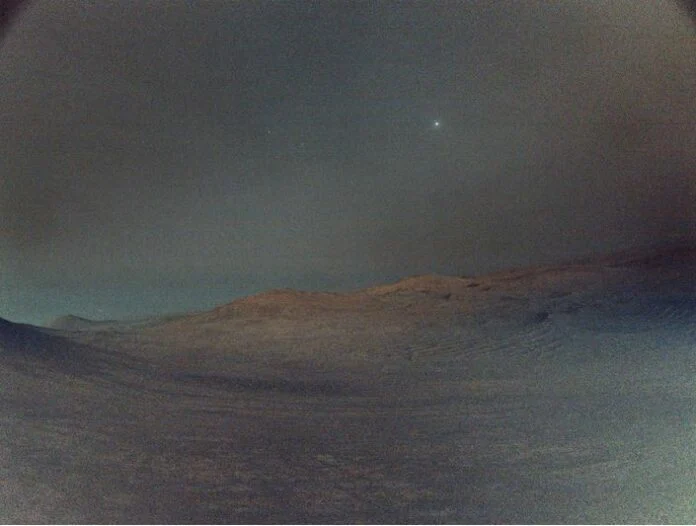 Λαμπερή εμφάνιση του Δείμου στον ουρανό του Άρη