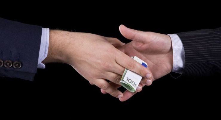 Επιστροφή πλεονασμάτων στο λαό