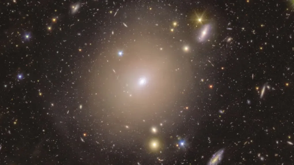 Το τηλεσκόπιο Ευκλείδης «έπιασε» δακτύλιο του Αϊνστάιν που αποκαλύπτει τη στρέβλωση του διαστήματος