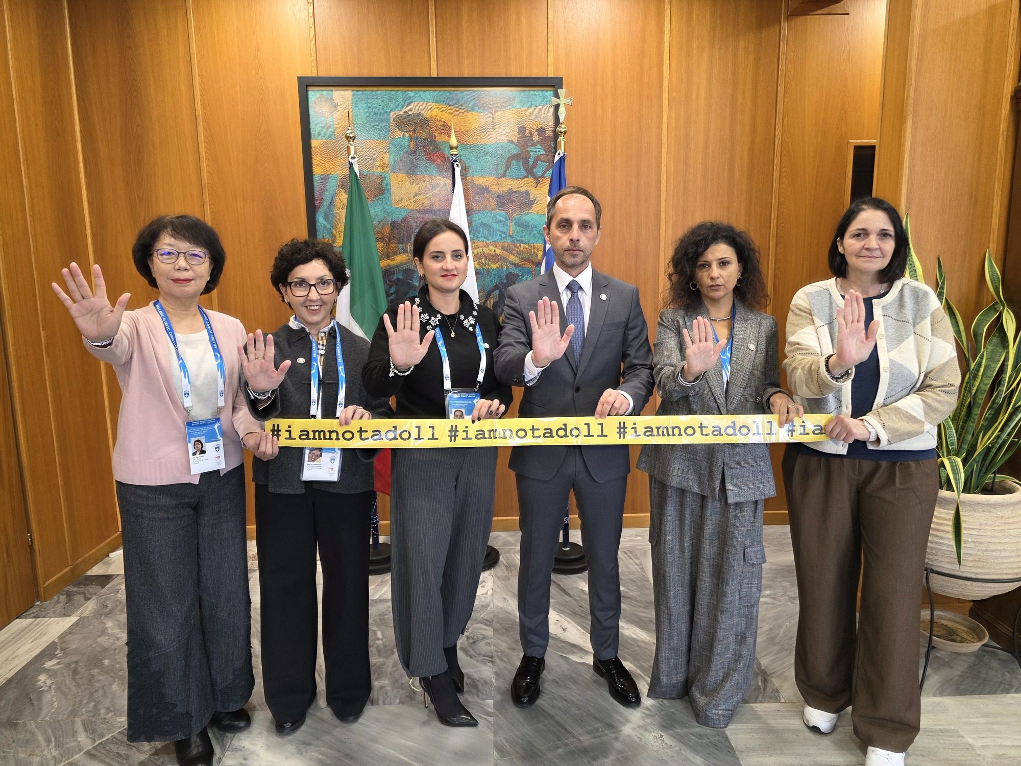 #IAMNOTADOLL: Γυναίκες από όλο τον κόσμο μαζί με τον Δήμαρχο Αρχαίας Ολύμπιας έστειλαν το μήνυμα για την Καταπολέμηση της Βίας κατά των Γυναικών