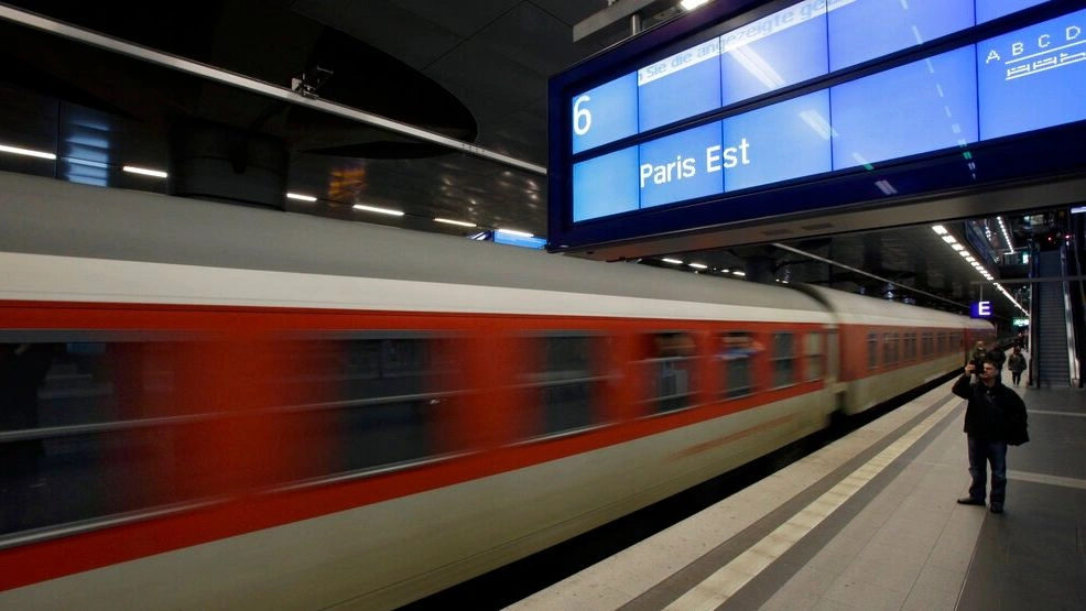 Άνδρας επέζησε ενώ… κρεμόταν ανάμεσα σε δύο βαγόνια κινούμενου τρένου – Είχε βγει για να καπνίσει