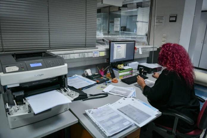 Γιατί η κυβέρνηση ανοίγει τη συζήτηση για άρση της μονιμότητας στο δημόσιο