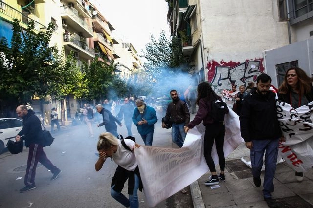 Η ΕΛ.ΑΣ “έπνιξε” με χημικά εκπαιδευτικούς έξω από την Πρωτοβάθμια