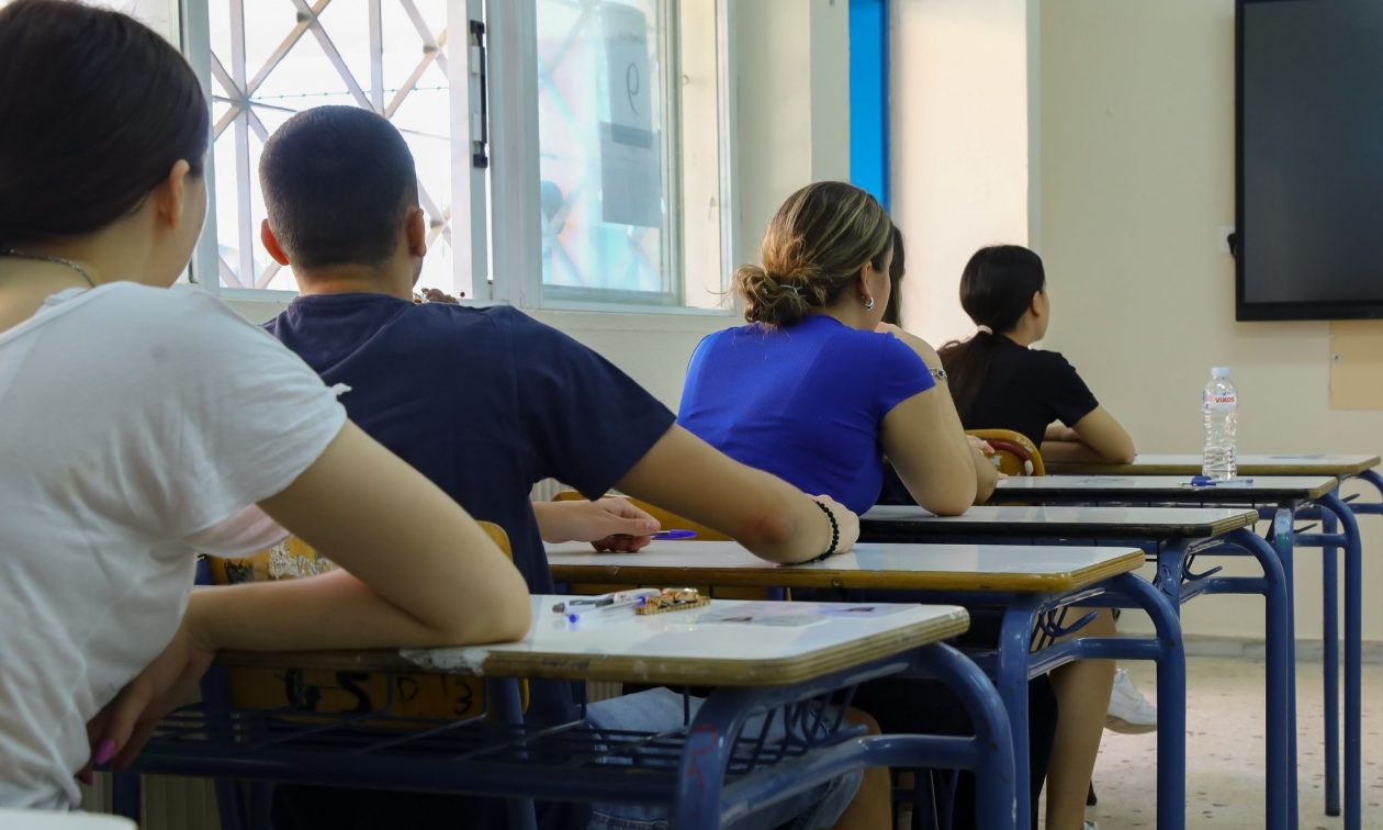 Σε ρυθμό ενδοσχολικών εξετάσεων από σήμερα χιλιάδες μαθητές