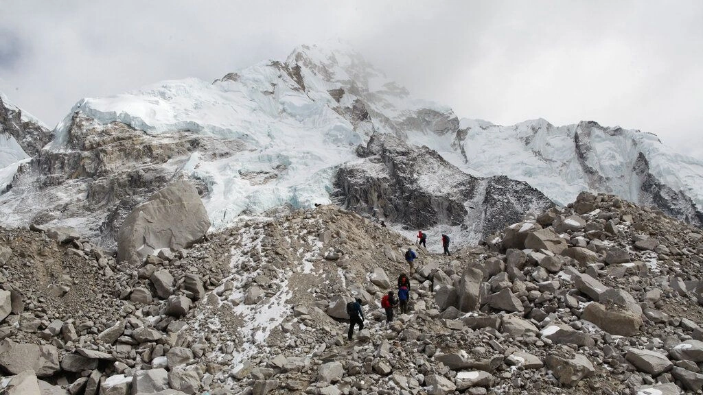 Μυστηριώδες «κενό» εντοπίστηκε κάτω από τα Ιμαλάια – Καταρρέουν αρχαία τεκτονικά στρώματα