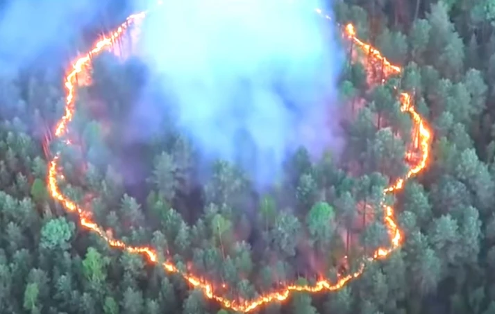 Το σπάνιο δαχτυλίδι φωτιάς σε ρωσικό δάσος – Οι πυροσβέστες το παρομοίασαν με κάτι από τον «Άρχοντα των Δαχτυλιδιών» [video]