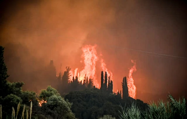 Οριοθετημένο το μέτωπο της φωτιάς στην Κάτω Αχαΐα – Καίει η πυρκαγιά στα Συχαινά