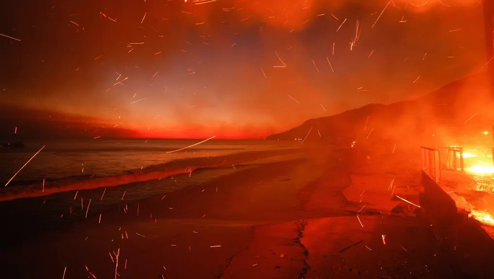 Φλέγεται το Λος Άντζελες: Τουλάχιστον πέντε νεκροί, 100.000 εκκενώσεις