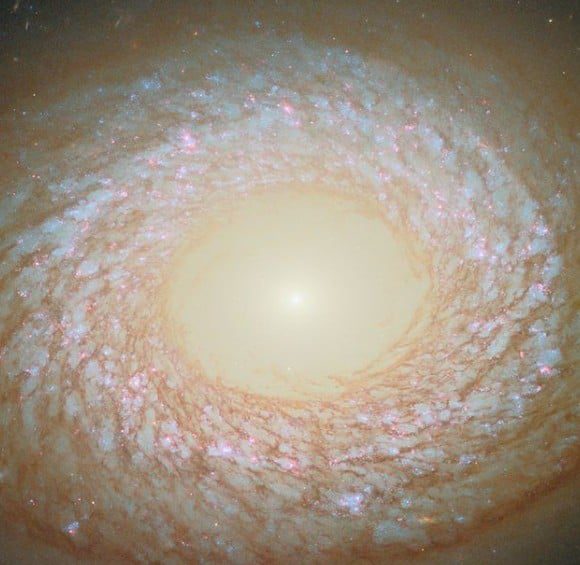 Το Hubble φωτογραφίζει ένα «χνουδωτό» γαλαξία που πονοκεφαλιάζει τους επιστήμονες (βίντεο)