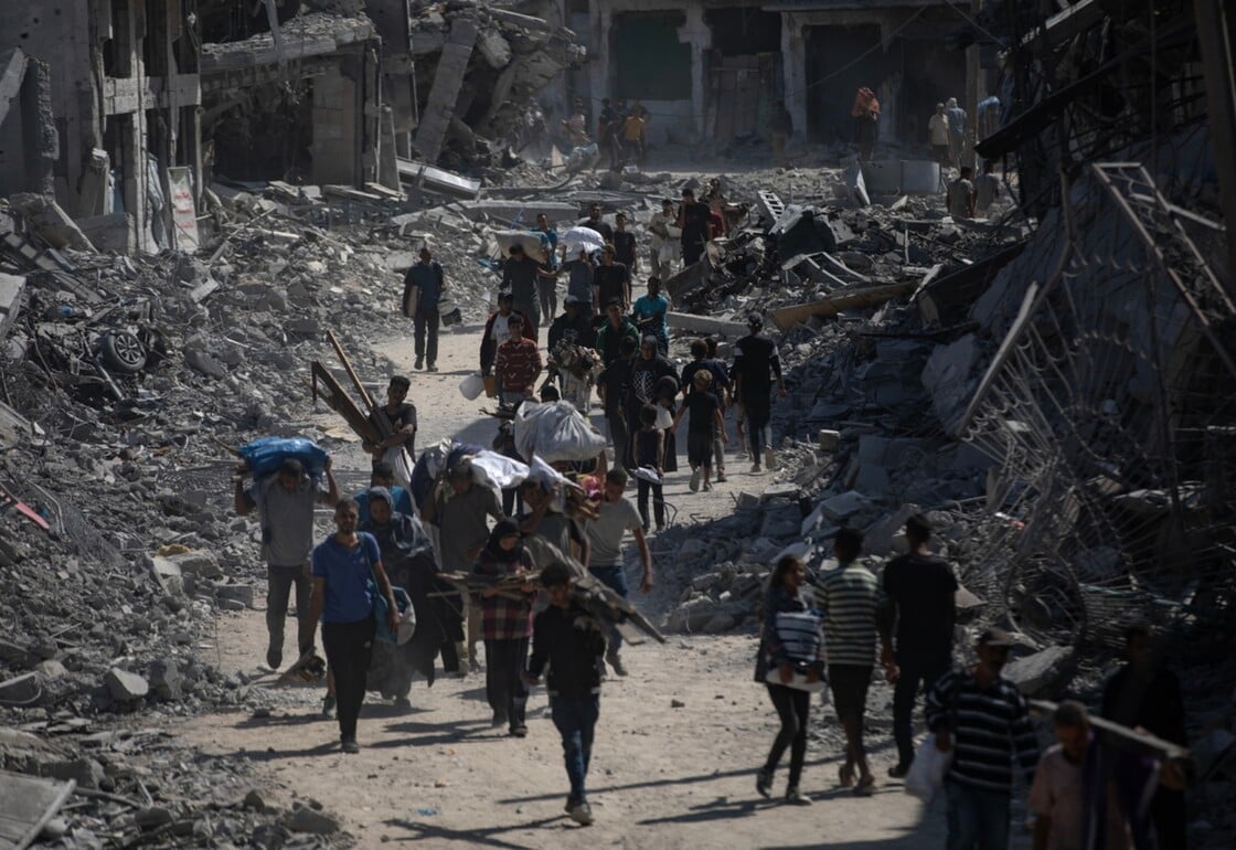 «Τα δεινά δεν έχουν τελειώσει»: Ανθρώπινο «ποτάμι» οι εκτοπισμένοι Παλαιστίνιοι που επιστρέφουν στη Γάζα [videos]