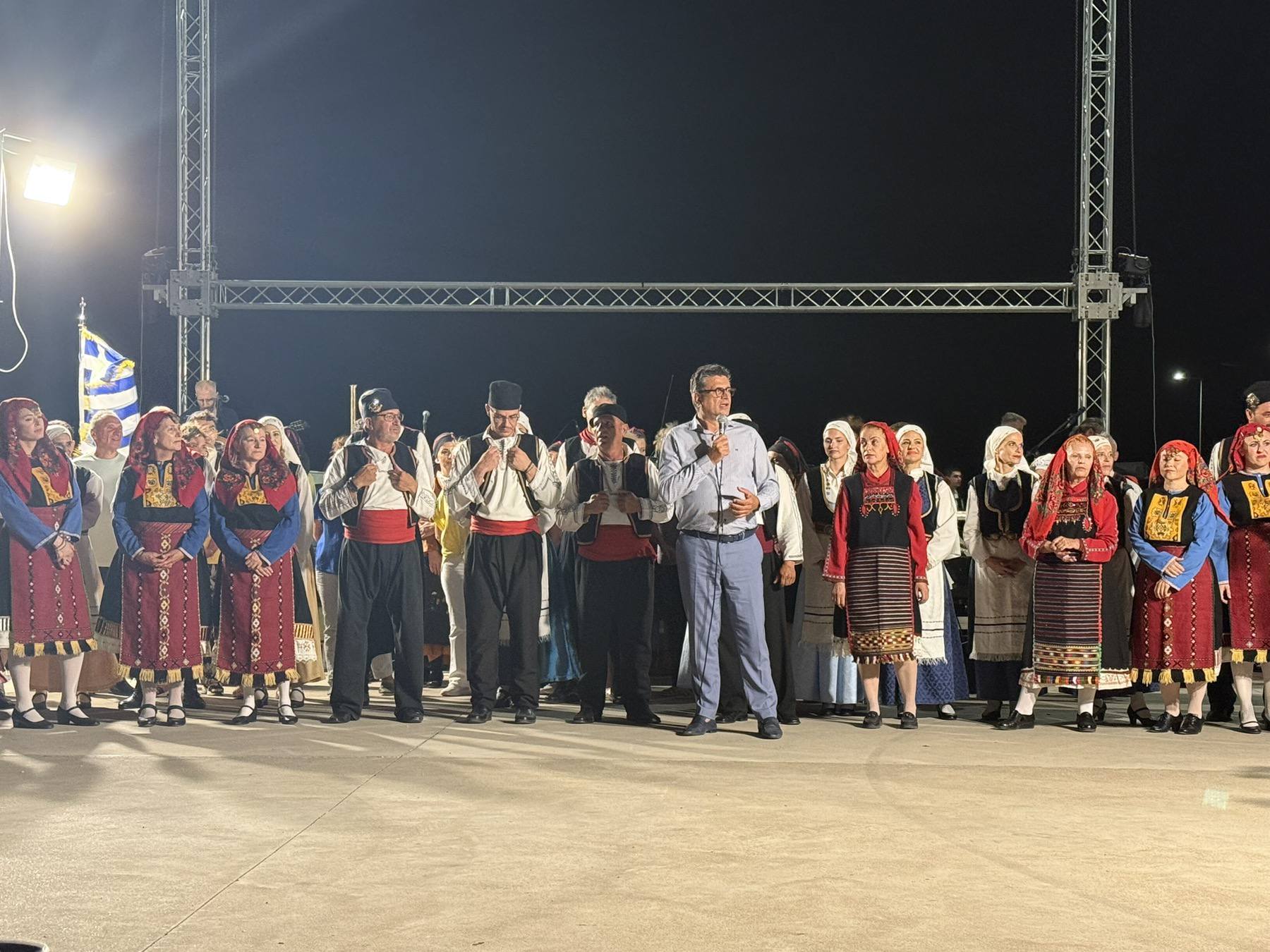 Με εξαιρετική επιτυχία το 5ο Φεστιβάλ Παραδοσιακών χορών στο κατάμεστο Αλιευτικό καταφύγιο Λεχαινών