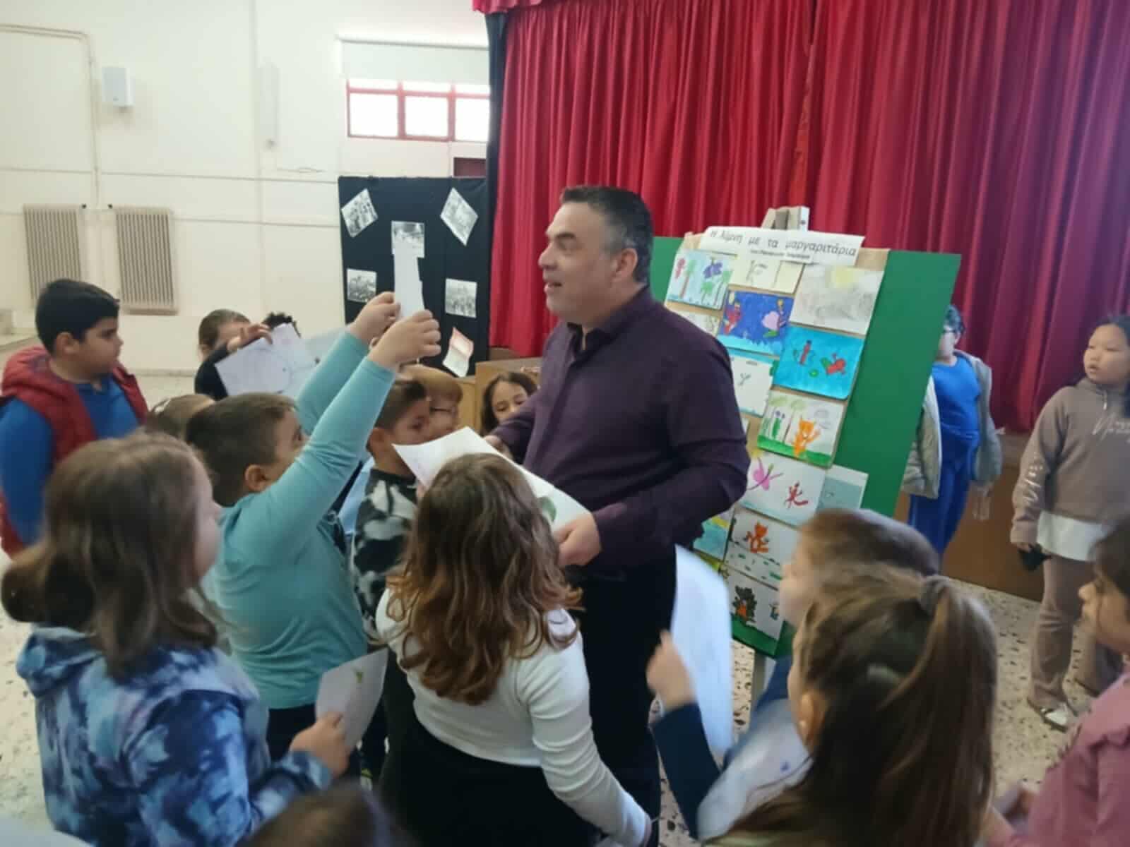 Ο συγγραφέας Παναγιώτης Γκαμούρας κοντά στους μικρούς αναγνώστες του 4ου Δημοτικού Πύργου 