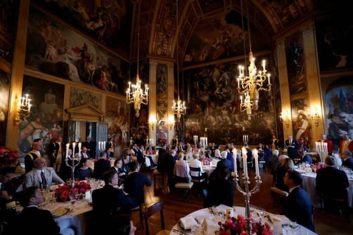 Σύνοδος ΝΑΤΟ: Το βασιλικό δείπνο και οι κολακείες στον Τραμπ – Τιμές και ωραία λόγια για να μείνει εντός (φωτογραφίες)