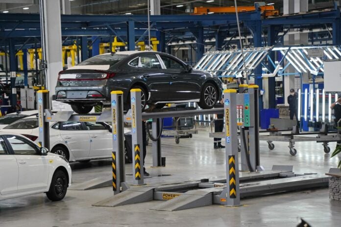 Το χρονικό της σοκαριστικής εφόδου στο εργοστάσιο της Hyundai στις ΗΠΑ – Πώς θα αντιδράσει η Σεούλ
