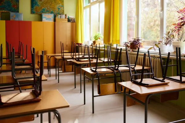 ΟΙΕΛΕ: “Ντροπή! Μεγάλη ιδιωτικό σχολείο κάνει εκδρομή ανήμερα των Τεμπών”