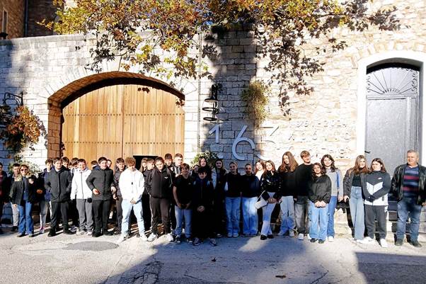 Διδακτική επίσκεψη της Β’ Τάξης του 1ου Γυμνασίου Πύργου στο ιστορικό οινοποιείο AchaiaClauss