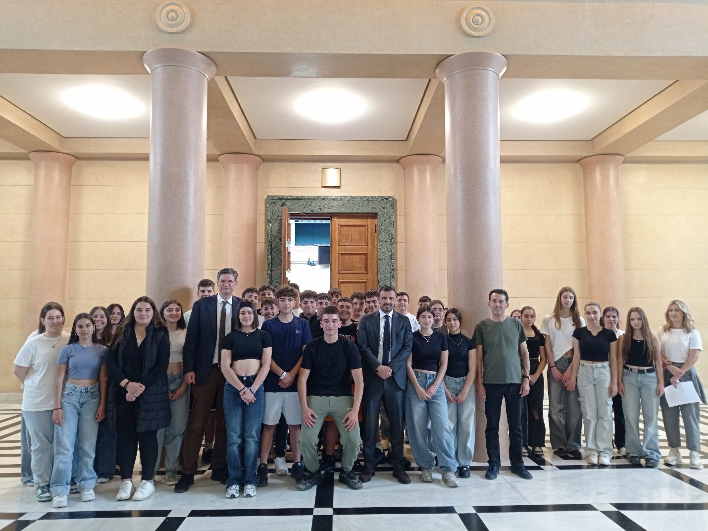 Εκπαιδευτική επίσκεψη της Γ΄ τάξης του 4ου Γυμνασίου Πύργου στη Βουλή των Ελλήνων