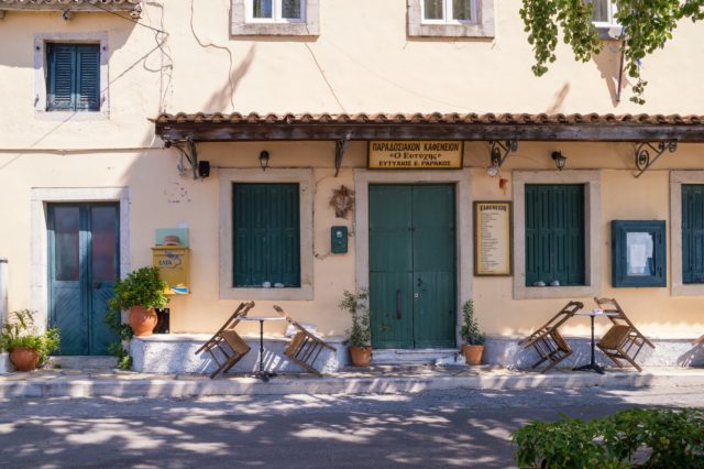 Όταν κλείνει το σχολείο και το καφενείο, σβήνει και το χωριό