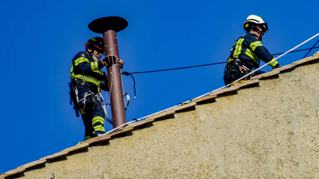 Βατικανό: Τοποθετήθηκε η καμινάδα του Κονκλάβιου πάνω από την Καπέλα Σιστίνα