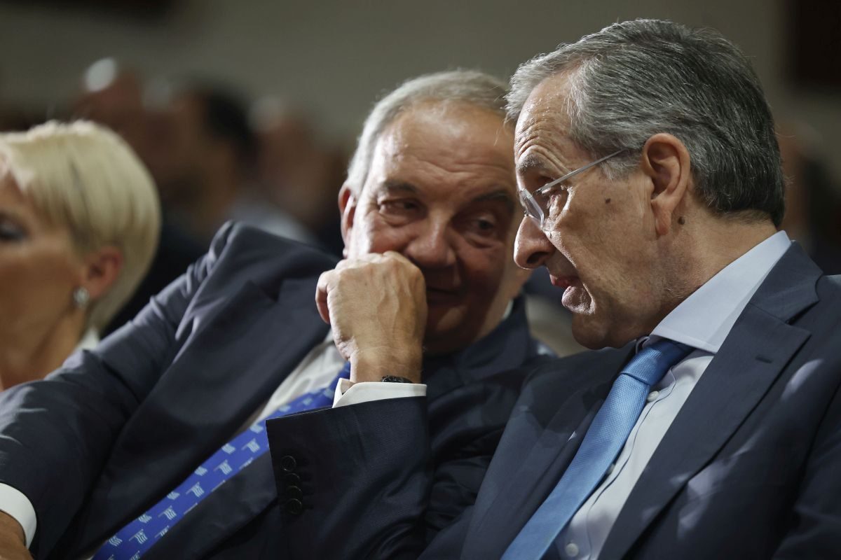 Κοινή παρουσία των πρώην πρωθυπουργών Καραμανλή και Σαμαρά στο Πολεμικό Μουσείο 