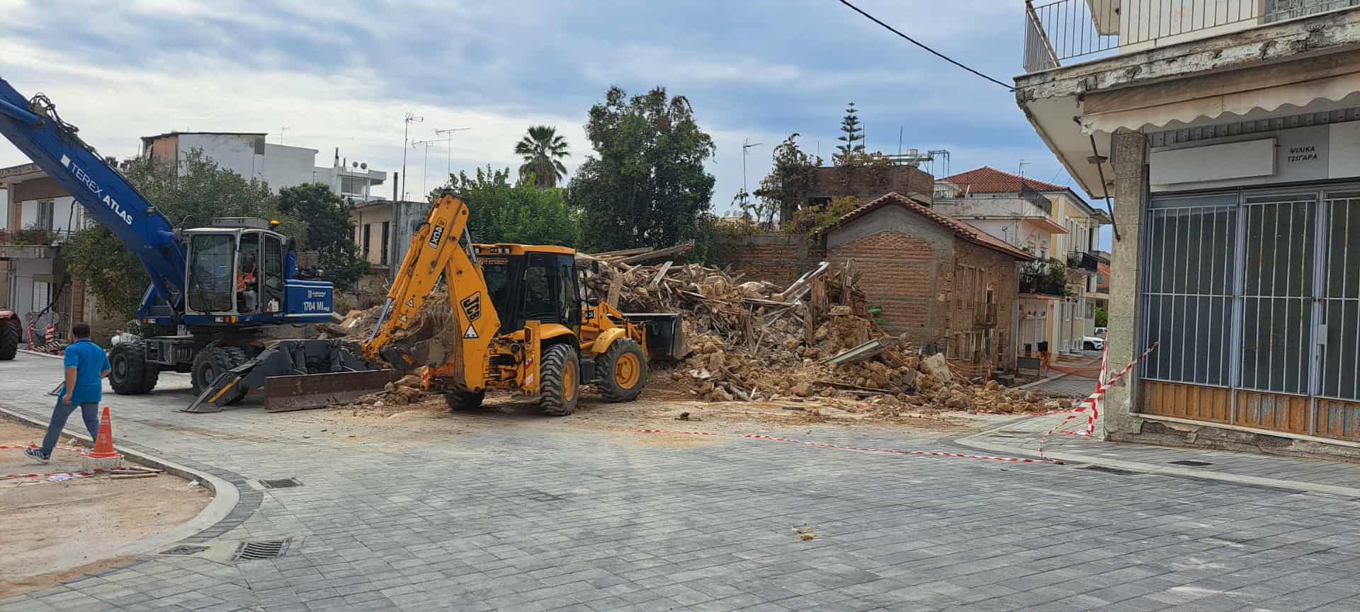 Κατάρρευση ετοιμόρροπου  ιδιωτικού εγκαταλελειμμένου διώροφου  στην πλατεία Μ. Θεοδωράκη στον Πύργο