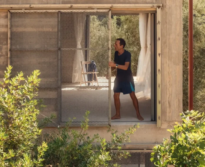 Κέρκυρα: Ο Βρετανός που έφτιαξε ένα σπίτι χωρίς πόρτες και παράθυρα