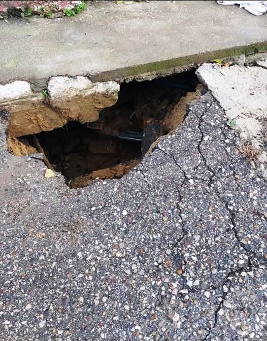 Μαθητής έπεσε σε τρύπα που άνοιξε στο δρόμο για το σχολείο στον Πύργο