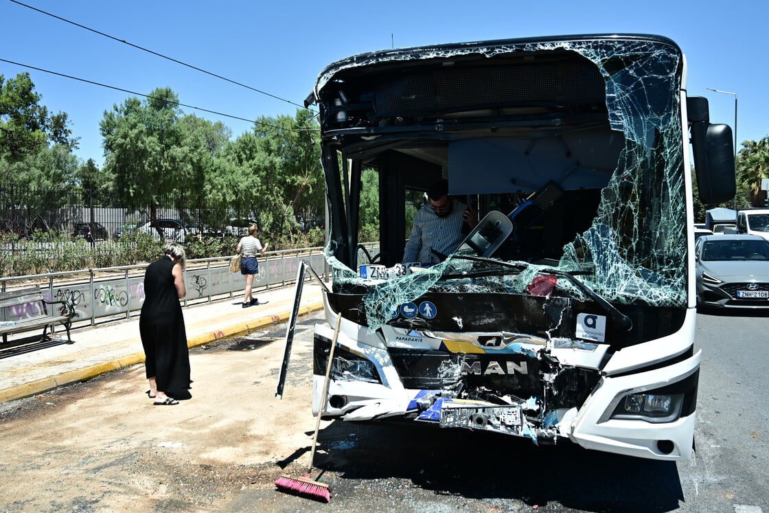 Τροχαίο με λεωφορεία στη Βούλα: Φρουρούμενη νοσηλεύεται η 55χρονη οδηγός – 14 επιβάτες παραμένουν στα νοσοκομεία