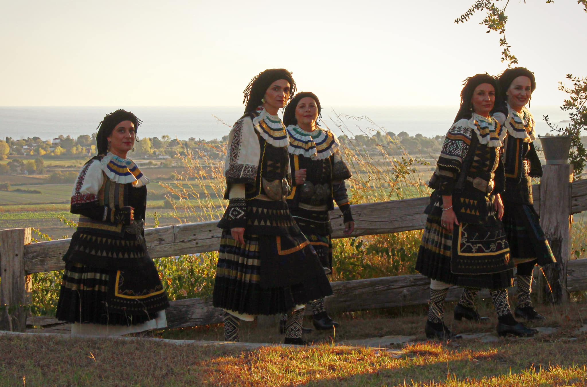 Εντυπωσιακό το Ημερολόγιο 2025 του Λυκείου Ελληνίδων Πύργου που προβάλλει τις  παραδοσιακές του φορεσιές μέσα από το φακό της Τούλας Δούρου