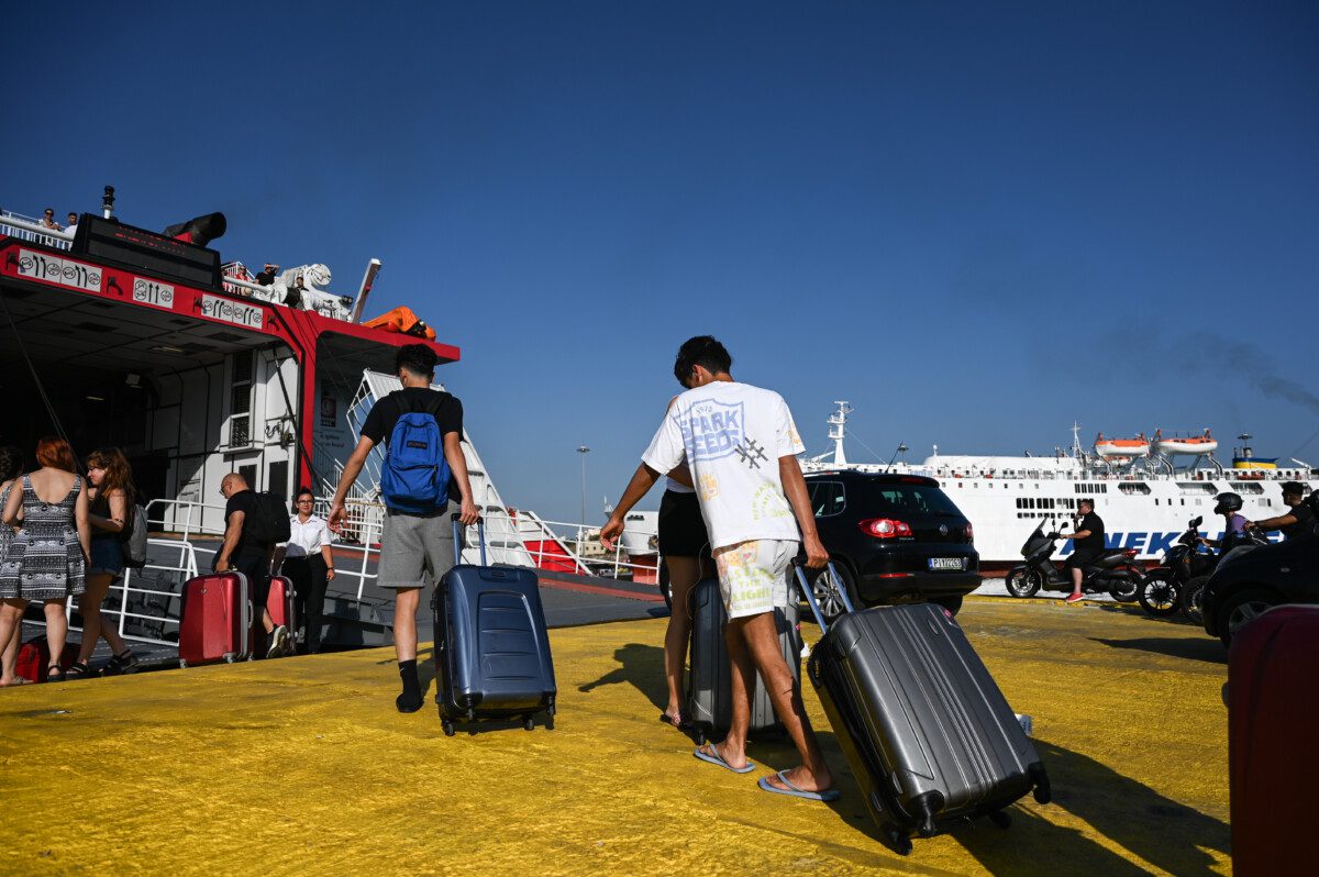 Guardian / «Η Ελλάδα έχει γίνει η Ταϊλάνδη της Ευρώπης» αλλά ένας στους δύο Έλληνες δεν θα πάει διακοπές φέτος