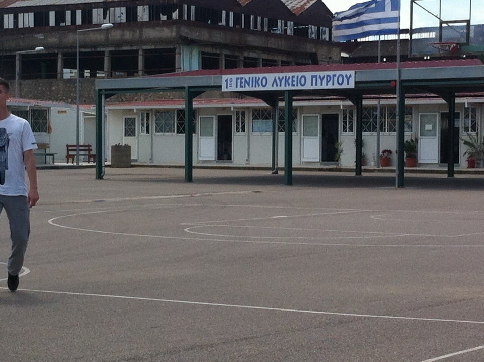 66 χρονος άστεγος βρέθηκε νεκρός μέσα σε ένα  εγκαταλελειμμένο λυόμενο του πρώην 1ου ΓΕΛ Πύργου όπου ζούσε εδώ και καιρό