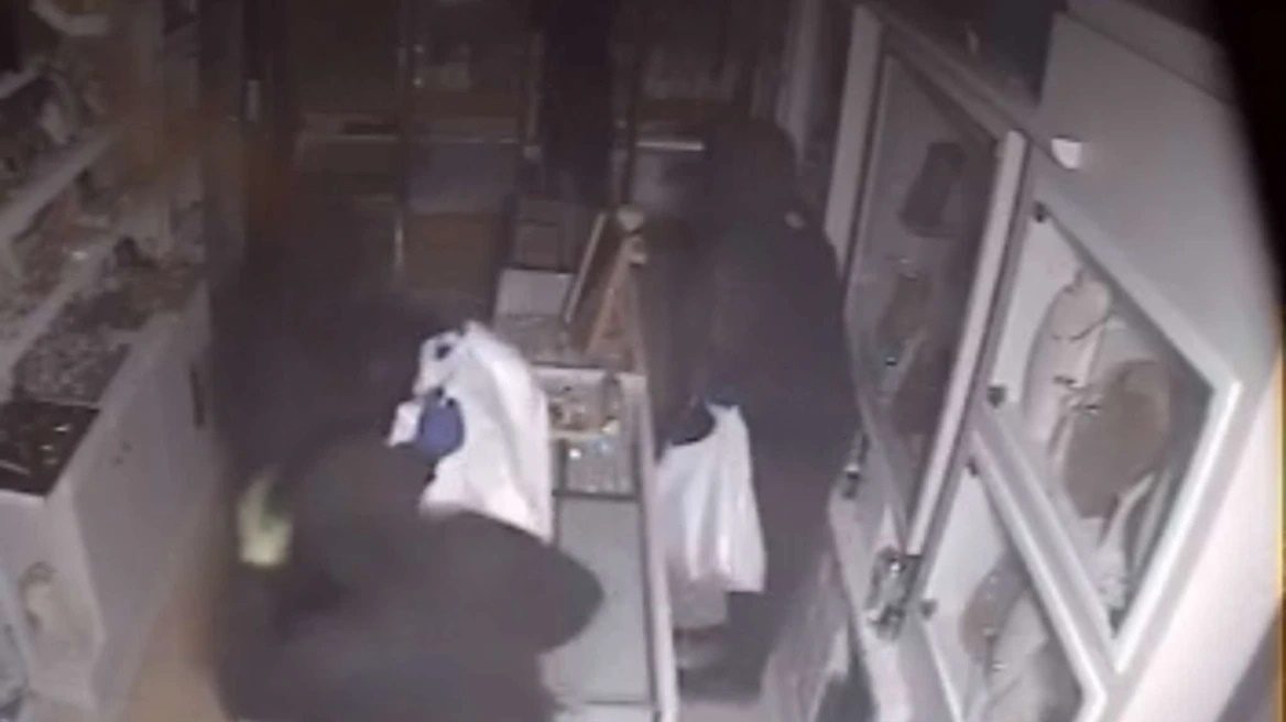 Χειροπέδες στους διαρρήκτες του κοσμηματοπωλείου της Αμαλιάδας!   