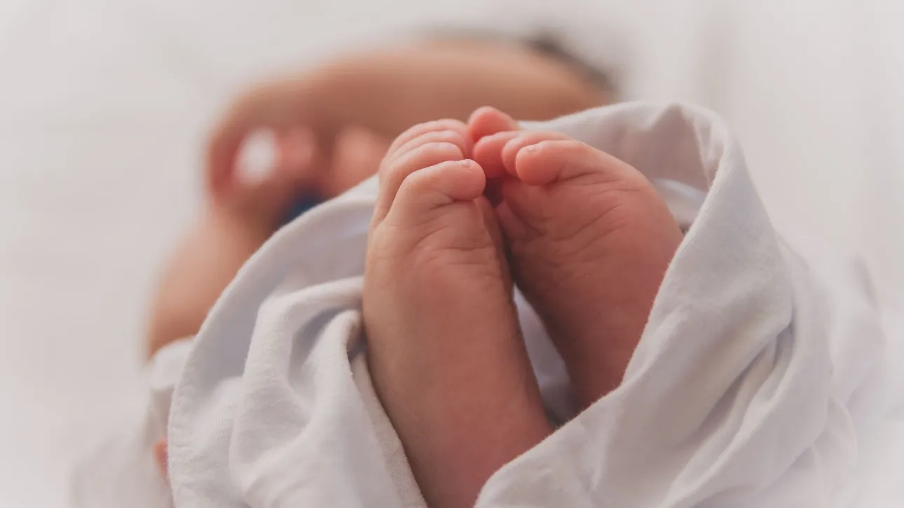 Κρατούνται οι γονείς που άφησαν το βρέφος τους στο μπαλκόνι – Στο νοσοκομείο Πύργου τα παιδιά τους