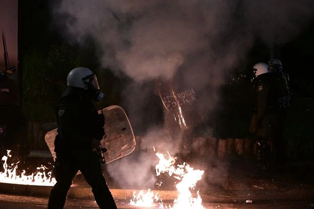 Επεισόδια έξω από την πρεσβεία του Ισραήλ στην Αθήνα – 19 προσαγωγές