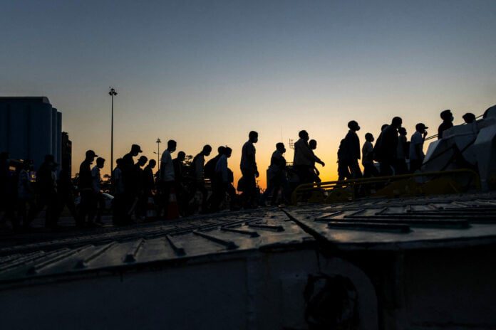 Οι δύο όψεις του ευρωπαϊκού «θαύματος» στο μεταναστευτικό – Πώς μειώθηκαν στο μισό οι παράτυπες ροές