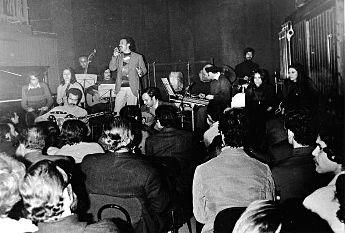 Τρίτη «Πώς να σωπάσω…»  Από τις μπουάτ στην ταράτσα της Νομικής