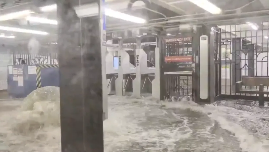 Εικόνες θρίλερ στη Νέα Υόρκη: Πλημμύρισε το μετρό, εγκλωβίστηκαν επιβάτες [βίντεο]