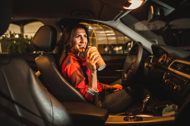 Το υπ. Μεταφορών απαντά αν επιτρέπεται ο καφές και το μπουφάν στην οδήγηση