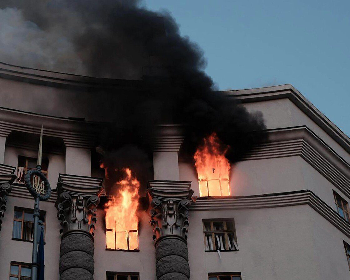 Φωτιά στο κυβερνητικό κτίριο στο Κίεβο: Ο μεγαλύτερος ρωσικός αεροπορικός βομβαρδισμός από την αρχή του πολέμου
