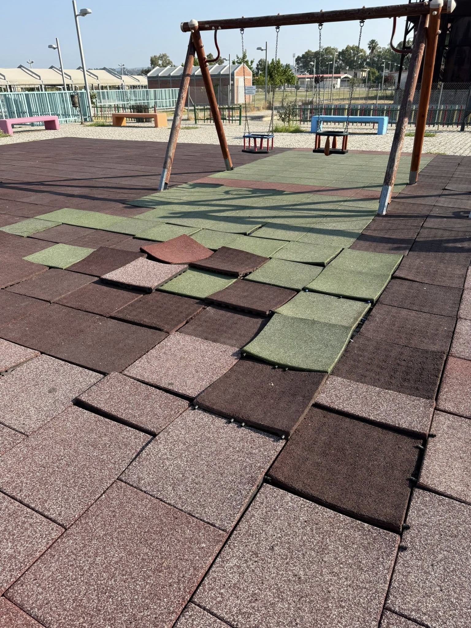 Ξήλωσαν όλο το δάπεδο της παιδικής χαράς!