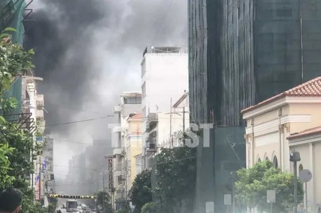 Πάτρα: Φωτιά σε κτίριο στο κέντρο της πόλης