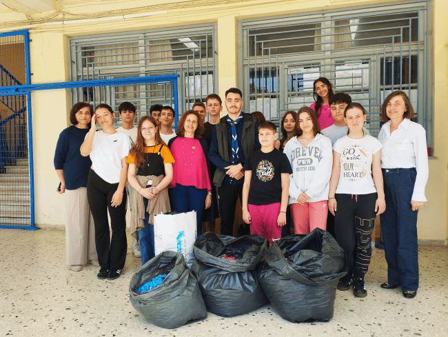 2ο Γυμνάσιο Πύργου: Οι μαθητές/τριες του Προγράμματος Περιβαλλοντικής Εκπαίδευσης παρέδωσαν πλαστικά καπάκια στους Προσκόπους