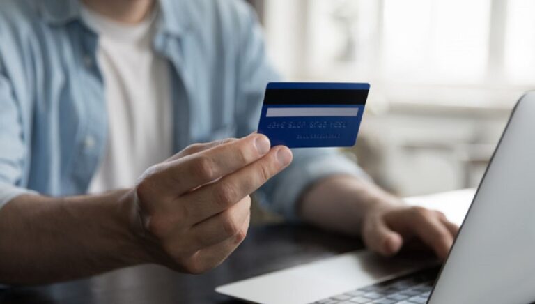 Προπληρωμένη κάρτα: «Εγκαίνια» την Δευτέρα για τους δικαιούχους επιδομάτων του ΟΠΕΚΑ